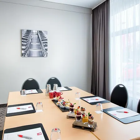 ليوناردو دوسلدورف إيربورت